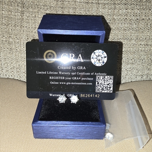 2 CTTW moissanite stud earrings - Picture 8 of 9